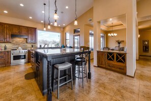 Coffee/tea maker, fridge, microwave, oven - Gorgeous desert gem with private pool & spa and tennis court with amazing views! (Oro Valley)
