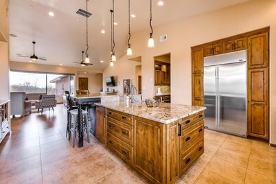 Gorgeous desert gem with private pool & spa and tennis court with amazing views!