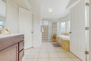 Shower, hair dryer, towels - Scottsdale Style Meets Family-Friendly Fun! Spacious home with a yard and pool. (Scottsdale)