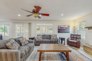 Smart TV - Scottsdale Style Meets Family-Friendly Fun! Spacious home with a yard and pool. (Scottsdale)