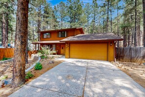 Exterior - Lavish retreat with game room, tranquil porch & scenic yard-near skiing & dining (Flagstaff)