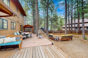 Outdoor dining - Lavish retreat with game room, tranquil porch & scenic yard-near skiing & dining (Flagstaff)