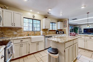 Fridge, microwave, oven, stovetop - Lavish retreat with game room, tranquil porch & scenic yard-near skiing & dining (Flagstaff)