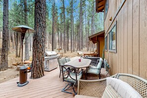 Outdoor dining - Lavish retreat with game room, tranquil porch & scenic yard-near skiing & dining (Flagstaff)