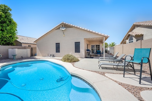 Sunny & stylish home with private pool, central AC, W/D & firepit