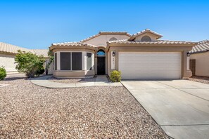 Exterior - Sunny & stylish home with private pool, central AC, W/D & firepit (Glendale)