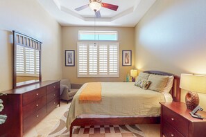 4 habitaciones, escritorio y tabla de planchar con plancha 