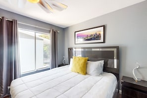 2 bedrooms, iron/ironing board, free WiFi, bed sheets - Snowbird-Friendly Condo with Patio Access, Central AC, Free WiFi - Dogs Welcome (Glendale)