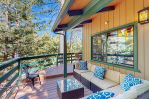 Terrace/patio - Dog-friendly house w/wood stove, gas grill & private hot tub in serene location (Idyllwild)