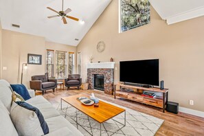 Smart TV, fireplace, books - Polished Mountain Home with Fireplaces, Decks, WiFi & Forest View - 2 Dogs OK (Flagstaff)