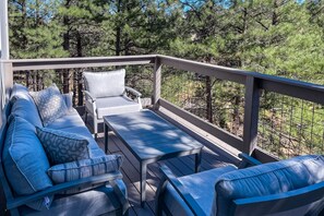 Property grounds - Polished Mountain Home with Fireplaces, Decks, WiFi & Forest View - 2 Dogs OK (Flagstaff)