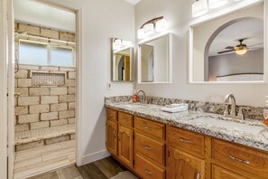 Shower, hair dryer, towels - Dog-friendly home with private pool, great backyard, and free WiFi (Mesa)