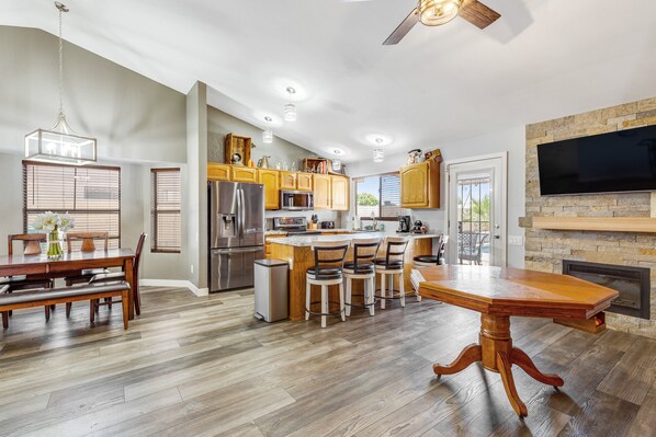 Fridge, microwave, oven, stovetop - Dog-friendly home with private pool, great backyard, and free WiFi (Mesa)