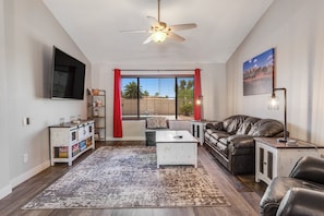 Smart TV, fireplace, books - Dog-friendly home with private pool, great backyard, and free WiFi (Mesa)