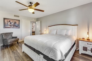 3 bedrooms, desk, iron/ironing board, free WiFi - Dog-friendly home with private pool, great backyard, and free WiFi (Mesa)