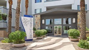 Una entrada de hotel moderna con un letrero que dice "North Shore 945".
