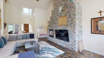 Smart TV, chimenea, reproductor de DVD, libros