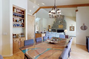 Dining - Lavish home with dual living areas & golf course views near skiing and dining (Flagstaff)