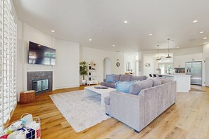 Smart TV, fireplace - Quiet Dog-Friendly Desert Getaway w/ Private Pool, Spa & Mountain Views (Palm Desert)