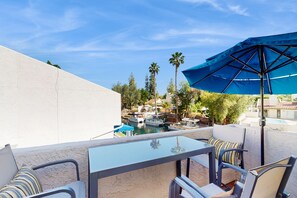 Outdoor dining - Wonderful waterfront condo with pool, private balcony & fast WiFi - dog-friendly (Tempe)