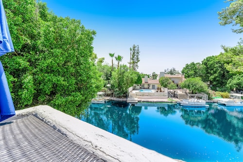 Wonderful waterfront condo with pool, private balcony & fast WiFi - dog-friendly