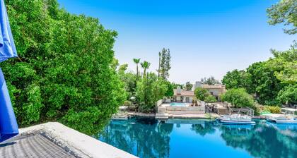 Wonderful waterfront condo with pool, private balcony & fast WiFi - dog-friendly