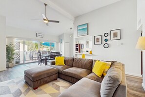 Smart TV, books - Wonderful waterfront condo with pool, private balcony & fast WiFi - dog-friendly (Tempe)