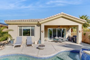 A house with a swimming pool, outdoor seating, and a barbecue area. - Mountain view home, private pool & spa - shared pools, tennis, fitness center (Cathedral City)