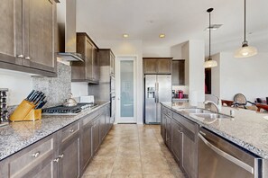 Fridge, microwave, oven, stovetop - Mountain view home, private pool & spa - shared pools, tennis, fitness center (Cathedral City)