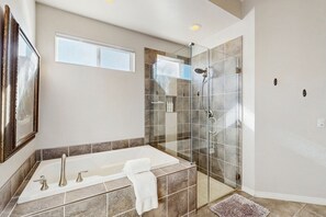 Shower, hair dryer, towels - Mountain view home, private pool & spa - shared pools, tennis, fitness center (Cathedral City)
