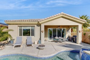Outdoor dining - Mountain view home, private pool & spa - shared pools, tennis, fitness center (Cathedral City)