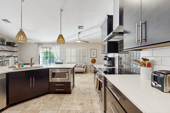 Fridge, microwave, oven, stovetop - High-end home with private pool, enclosed yard, pizza oven & putting green (Scottsdale)