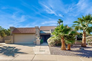 Property grounds - High-end home with private pool, enclosed yard, pizza oven & putting green (Scottsdale)