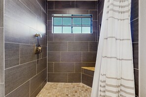 Shower, hair dryer, towels - High-end home with private pool, enclosed yard, pizza oven & putting green (Scottsdale)