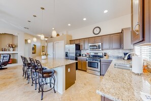 Coffee/tea maker, fridge, microwave, oven - Contemporary & comfortable home with a pool, WiFi, washer/dryer & central air-conditioning (Oro Valley)