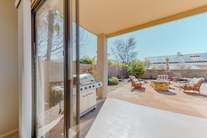 Terrace/patio - Contemporary & comfortable home with a pool, WiFi, washer/dryer & central air-conditioning (Oro Valley)
