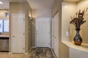 Interior - Comfortable condo with renovated kitchen, patio, pool, hot tub & fitness center (Oro Valley)