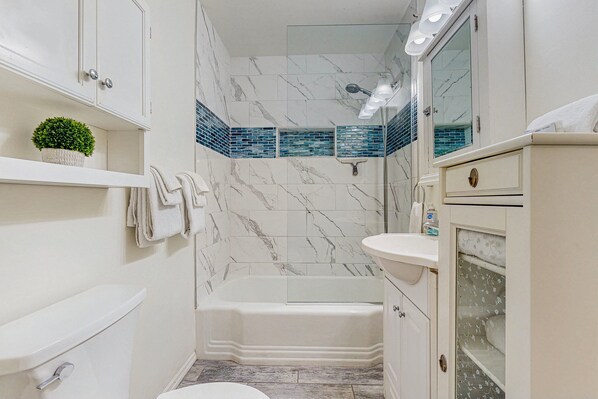 Shower, hair dryer, towels - Stylish Sam Hughes Escape With Private Yard, Dogs OK & Free WiFi (Tucson)