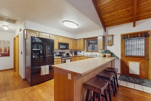 Fridge, microwave, oven, stovetop - Cozy Home w/ private hot tub, deck, office space, & board games - dog-friendly (Munds Park)