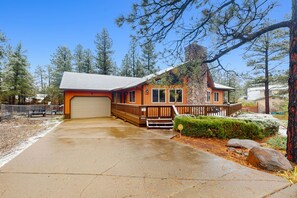 Exterior - Cozy Home w/ private hot tub, deck, office space, & board games - dog-friendly (Munds Park)