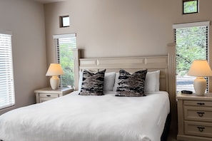 2 bedrooms, iron/ironing board, free WiFi, bed sheets - Renovated condo with updated floors, pool, hot tub & mountain views (Oro Valley)