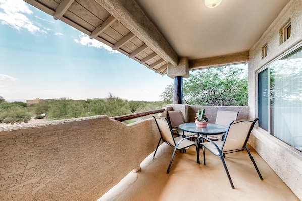 Outdoor dining - Renovated condo with updated floors, pool, hot tub & mountain views (Oro Valley)