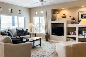 Smart TV, table tennis - Renovated condo with updated floors, pool, hot tub & mountain views (Oro Valley)