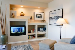 Smart TV, table tennis - Renovated condo with updated floors, pool, hot tub & mountain views (Oro Valley)