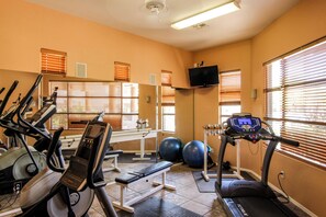 Fitness facility - Renovated condo with updated floors, pool, hot tub & mountain views (Oro Valley)