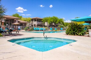 A heated pool - Renovated condo with updated floors, pool, hot tub & mountain views (Oro Valley)