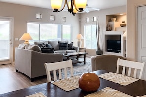 Smart TV, table tennis - Renovated condo with updated floors, pool, hot tub & mountain views (Oro Valley)