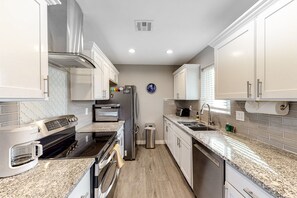 Fridge, microwave, oven, stovetop - Snowbird-friendly home with central AC, washer/dryer & free WiFi - near golf (Phoenix)