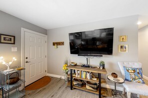 Smart TV, books - Snowbird-friendly home with central AC, washer/dryer & free WiFi - near golf (Phoenix)