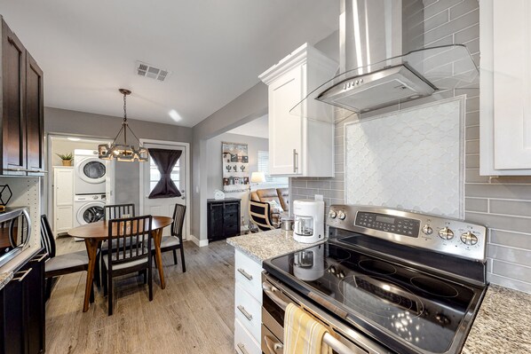 Fridge, microwave, oven, stovetop - Snowbird-friendly home with central AC, washer/dryer & free WiFi - near golf (Phoenix)